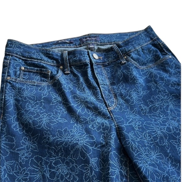 Capri jeans

Charter Club Bristol Capri jeans, size 10, floral pattern - Picture 4 of 9